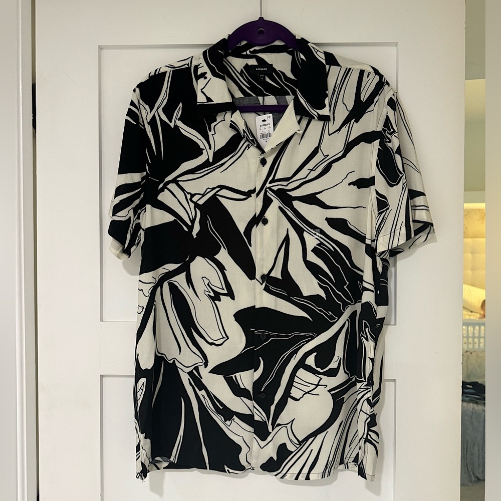 NWT Express Men’s Beige/Black Floral Multi Rayon Button Down Shirt, Size Medium